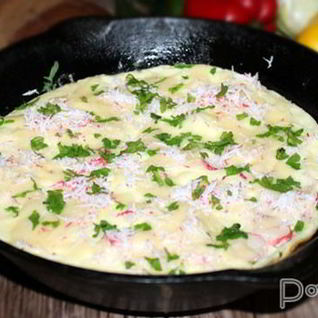 Омлет с крабовыми палочками