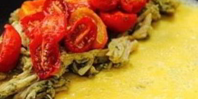 омлет с курицей и помидорами