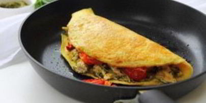 омлет с курицей и помидорами