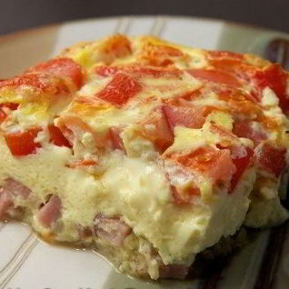 Омлет с луком и помидорами