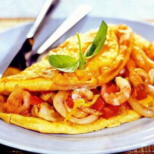 Омлет с морепродуктами и зеленью