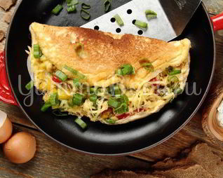 Омлет с овощами и соусом