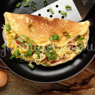 Омлет с овощами и соусом