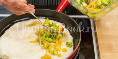 омлет с овощами и соусом