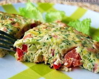 Омлет с помидорами, горошком и цветной капустой