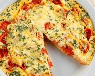 Омлет с помидорами и красным луком