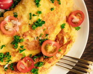 Омлет с помидорами и сыром