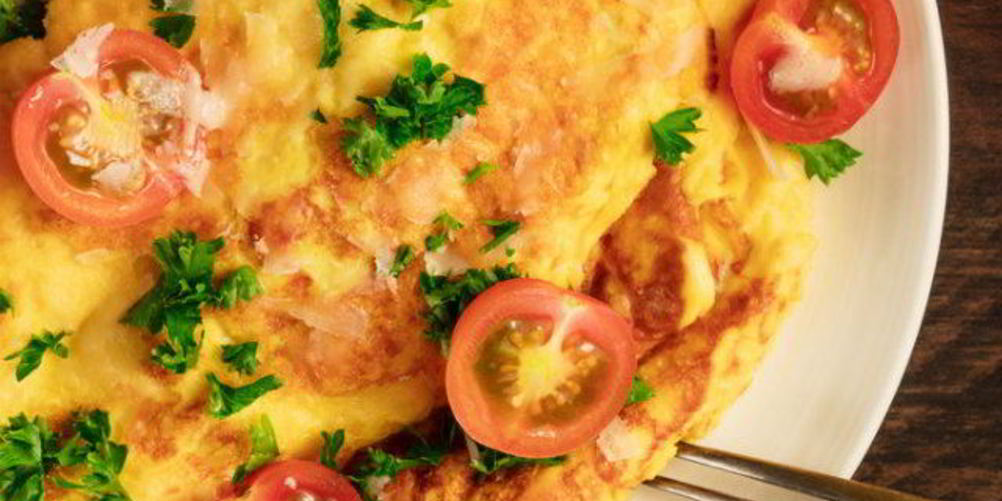 Рецепт омлет с помидорами и сыром