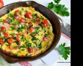 Омлет с помидорами и зеленью