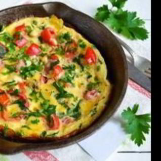 Омлет с помидорами и зеленью