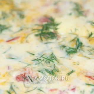 Омлет с помидорами, луком и укропом