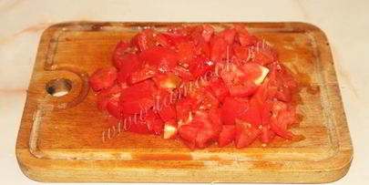 омлет с помидорами, луком и укропом