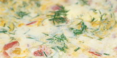 омлет с помидорами, луком и укропом