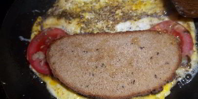 омлет с помидорами на гренках