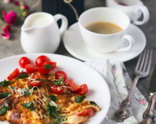 Омлет с помидорами, сыром и зеленью