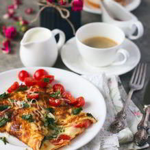 Рецепт Омлет с помидорами, сыром и зеленью