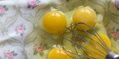 омлет с помидорами, сыром и зеленью