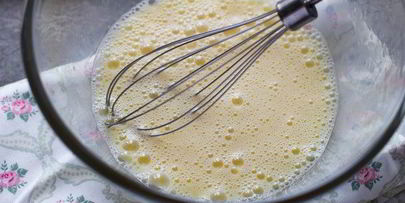 омлет с помидорами, сыром и зеленью