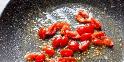 омлет с помидорами, сыром и зеленью