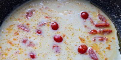 омлет с помидорами, сыром и зеленью