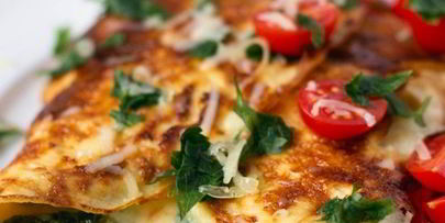 омлет с помидорами, сыром и зеленью