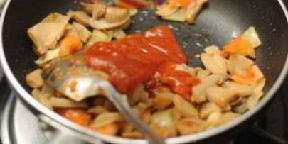 омлет с шампиньонами и помидорами