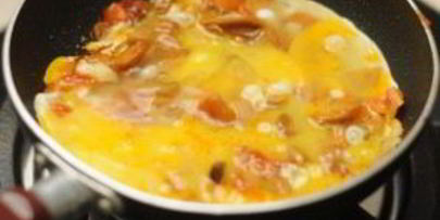 омлет с шампиньонами и помидорами