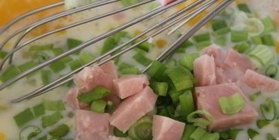 омлет с ветчиной и зеленым луком