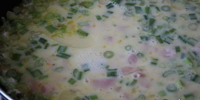 омлет с ветчиной и зеленым луком