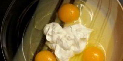 омлет со сметаной и сыром