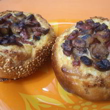 Рецепт Омлет в булочке с шампиньонами и колбаской