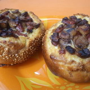 Омлет в булочке с шампиньонами и колбаской