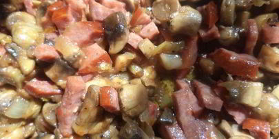 омлет в булочке с шампиньонами и колбаской