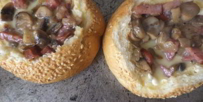 омлет в булочке с шампиньонами и колбаской