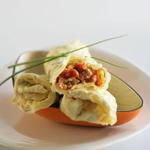 Рецепт Омлетные рулетики с курицей, помидорами и зеленью