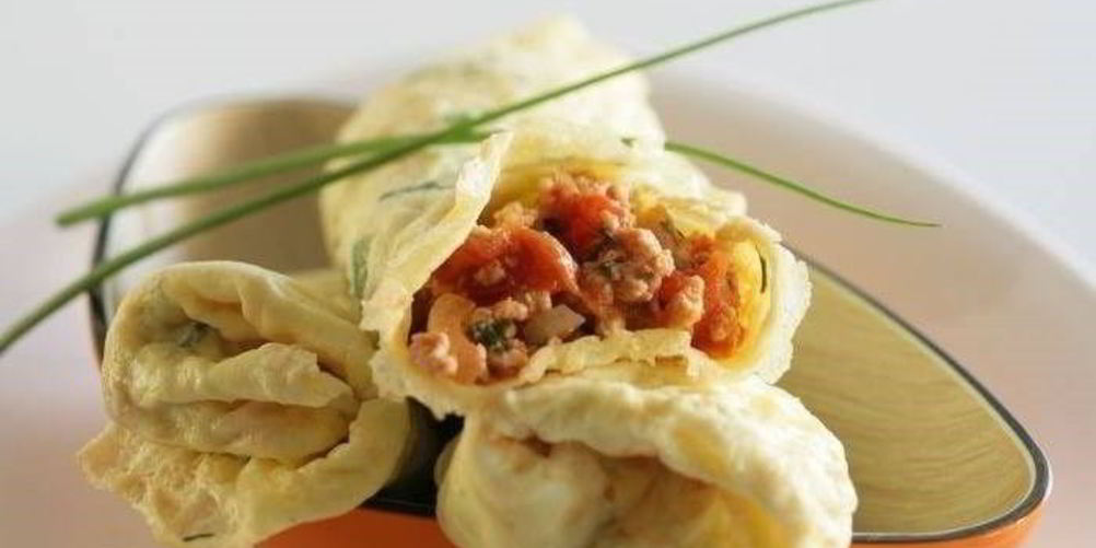 Рецепт омлетные рулетики с курицей, помидорами и зеленью