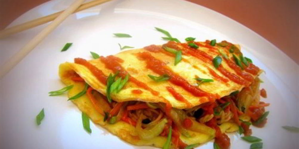 Рецепт омусоба — японский омлет с овощами, лапшой и соусом тонкацу