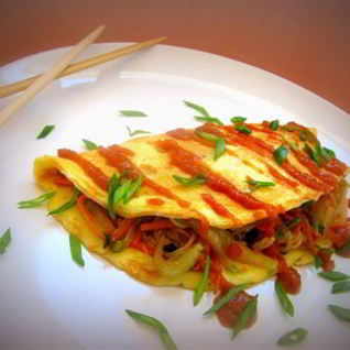 Омусоба — японский омлет с овощами, лапшой и соусом тонкацу