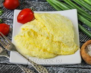 Пышный омлет с молоком на сковороде