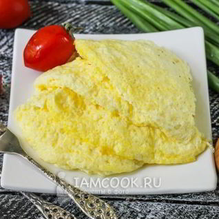 Пышный омлет с молоком на сковороде