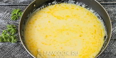 пышный омлет с молоком на сковороде