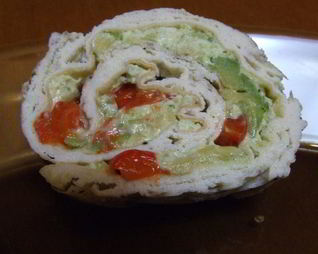 Рулет из омлета, авокадо и болгарского перца