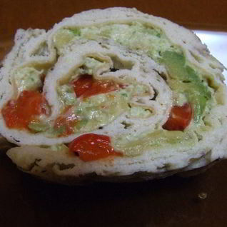 Рулет из омлета, авокадо и болгарского перца