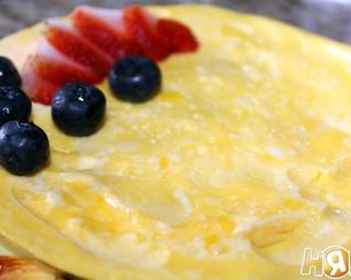 Сладкий омлет с клубникой