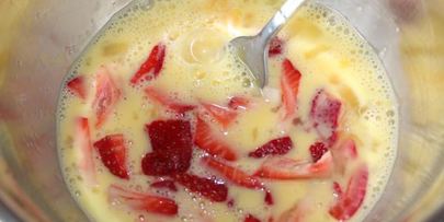 сладкий омлет с клубникой