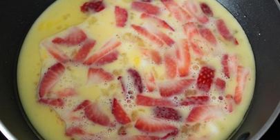 сладкий омлет с клубникой