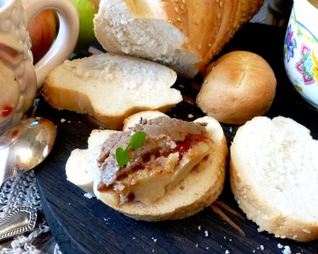 Печеночный паштет с орехами кешью и мармеладом из перца