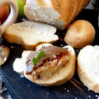 Печеночный паштет с орехами кешью и мармеладом из перца