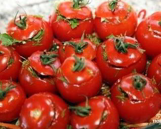 Помидоры, фаршированные зеленью и чесноком