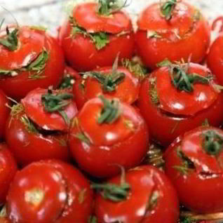 Помидоры, фаршированные зеленью и чесноком